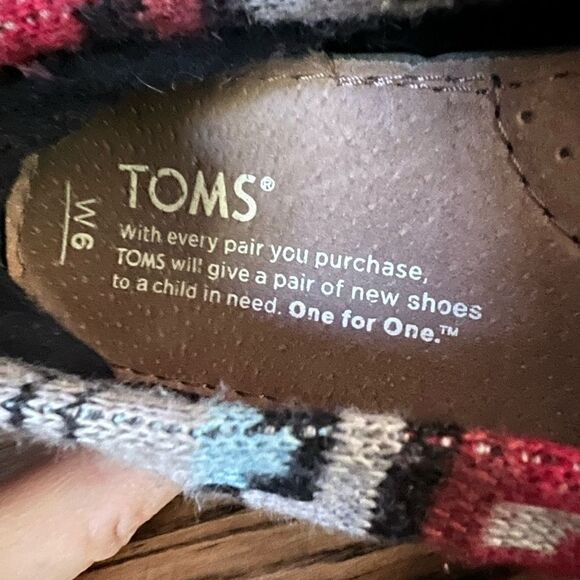 TOMS Aztec print red, black, white and blue flats women’s size 6 - Picture 7 of 7